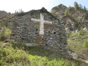 La grande croce bianca
sulla parete nord della
baita di Fiotte
(9407 bytes)